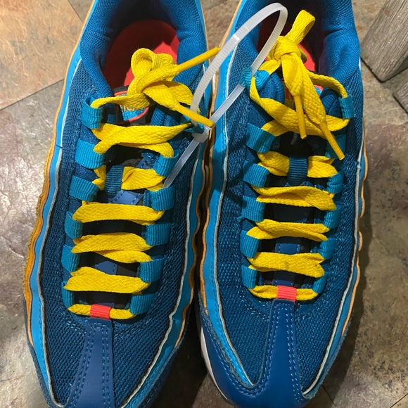 Nike - Picture 2 of 4